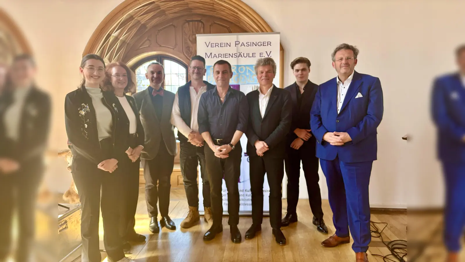 Laetitia Siebner, Maria Osterhuber-Völkl, Michael Sommer, Robert Rebele, Martin Schmitt, Christopher Gördes, Tassilo Probst und Marc Mast (v.l.) bei der Preisverleihung im Pasinger Rathaussaal. (Foto: Ulrike Seiffert)