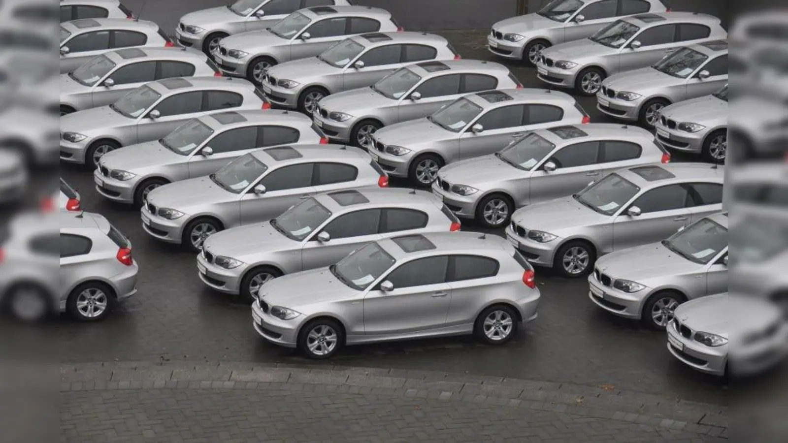 Neuwagen warten auf einen Käufer. (Foto: fritz zühlke  / pixelio.de)