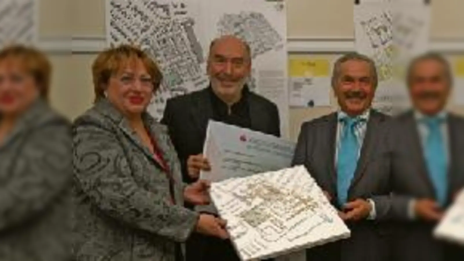 Baureferentin Katharina Bednarek (links) und Bürgermeister Rolf Zeitler (rechts) gratulieren dem Architekten Mathias Overbeck zum ersten Preis.	  (F: ba)