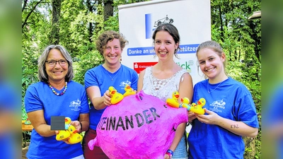 Heuer soll es wieder ein Entenrennen geben, nämlich am 24. Juni.<br>Das Foto aus 2018 zeigt Gründungsmitglied Anneliese Bradel, die damalige Diakonin Monika Protze sowie die beiden Vorstandsmitglieder Rebecca Krause und Bettina Anselm (v.l.) beim Entenrennstart. (Foto: us/archiv)