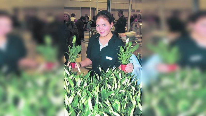 Auszubildende Carolin Riess überraschte die Kunden am Ausgang mit Blumen. (Foto: ls)