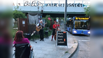 Die Isarschiffer spielen zur Begrüßung der Gäste der Langen Nacht der Musik in den Hebenstreitstr. 2.  (Foto: MPZL)