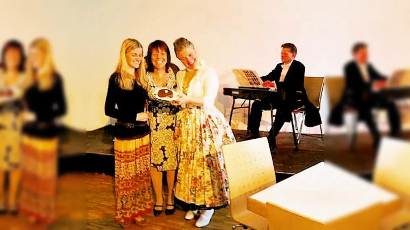 Gutgelaunte Tortenversteigerung für guten Zweck mit Janina Hammer, Diana Stachowitz, Rose Bihler Shah und Alois Rottenaicher (v.l.). 	 (Foto: VA)