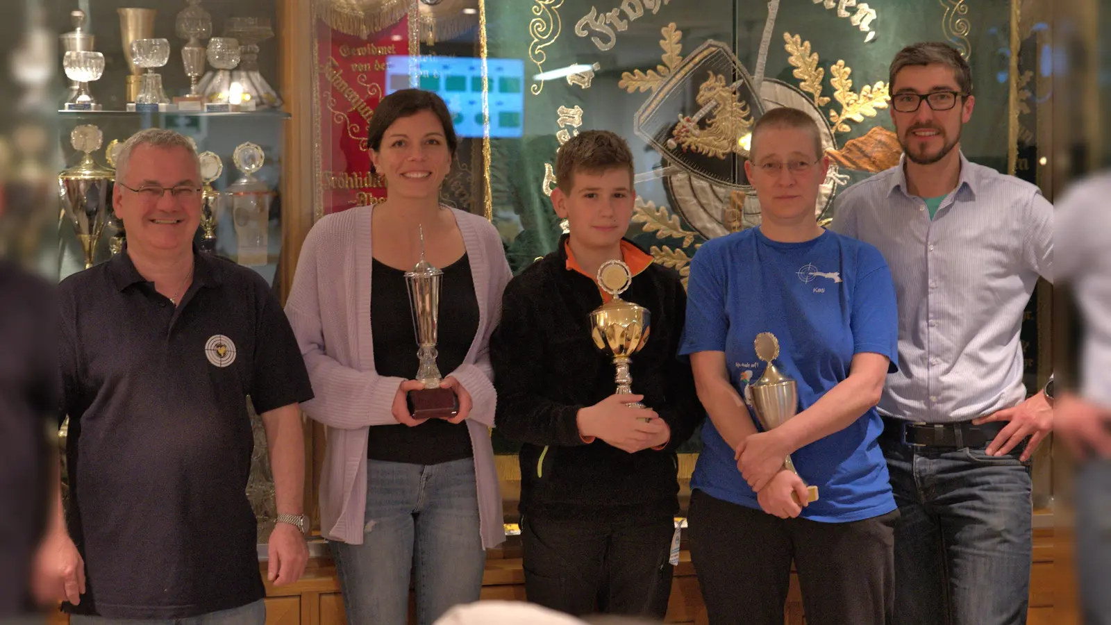 Von links nach rechts: 2. Sportleiter Udo Weiß, die Wanderpokalgewinner Alica Harms, Felix von Zerboni und Katrin Beyer sowie 1. Sportleiter Stefan Schallmoser. (Foto: Verein)