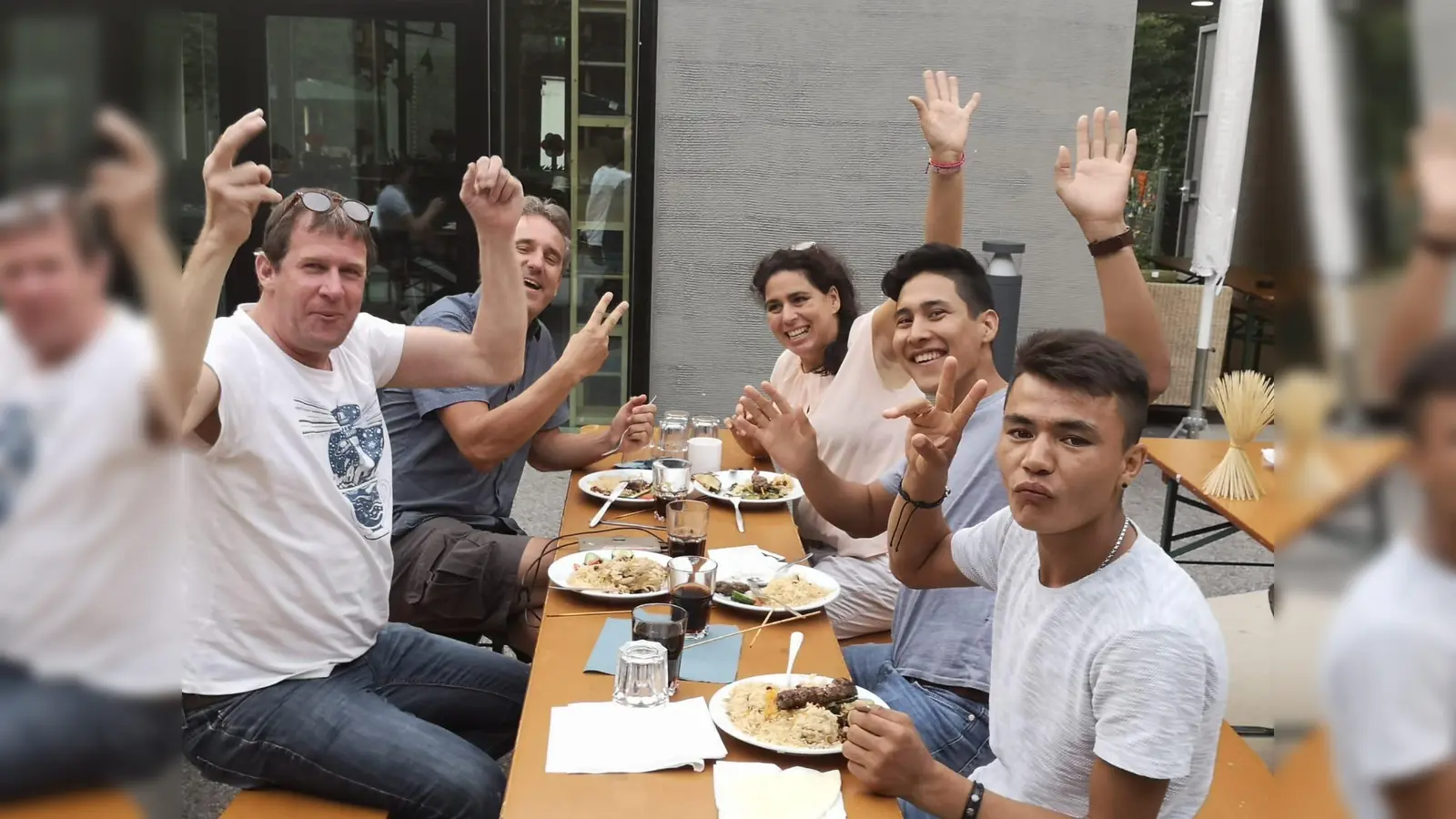 Einen Grund zum Feiern hatte der Asylhelferkreis, denn beim jährlichen Sommerfest konnten viele Geflüchtete von ihren beruflichen Erfolgen berichten. (Foto: VA)