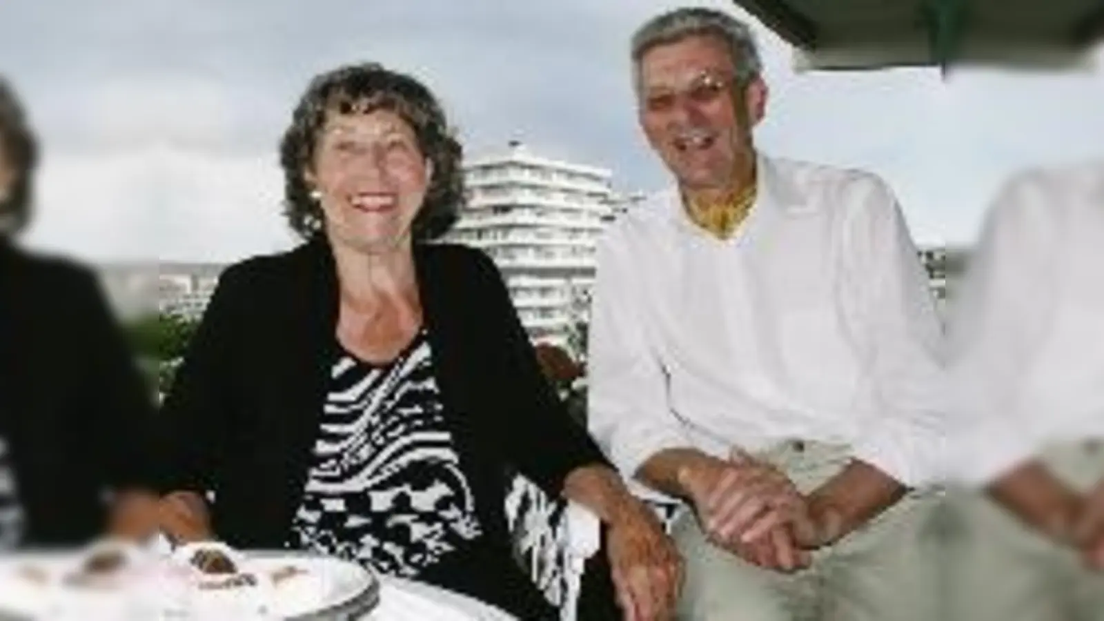 Hoch über den Dächern des Cosimaparks: Margot Büchler und Michael Stegner leben schon seit fast 40 Jahren am Wilhelm-Dieß-Weg und wollen hier auch im Alter bleiben. Stegner gründete den Verein »Wohnen im Alter im Cosimapark«.  (Foto: ak)