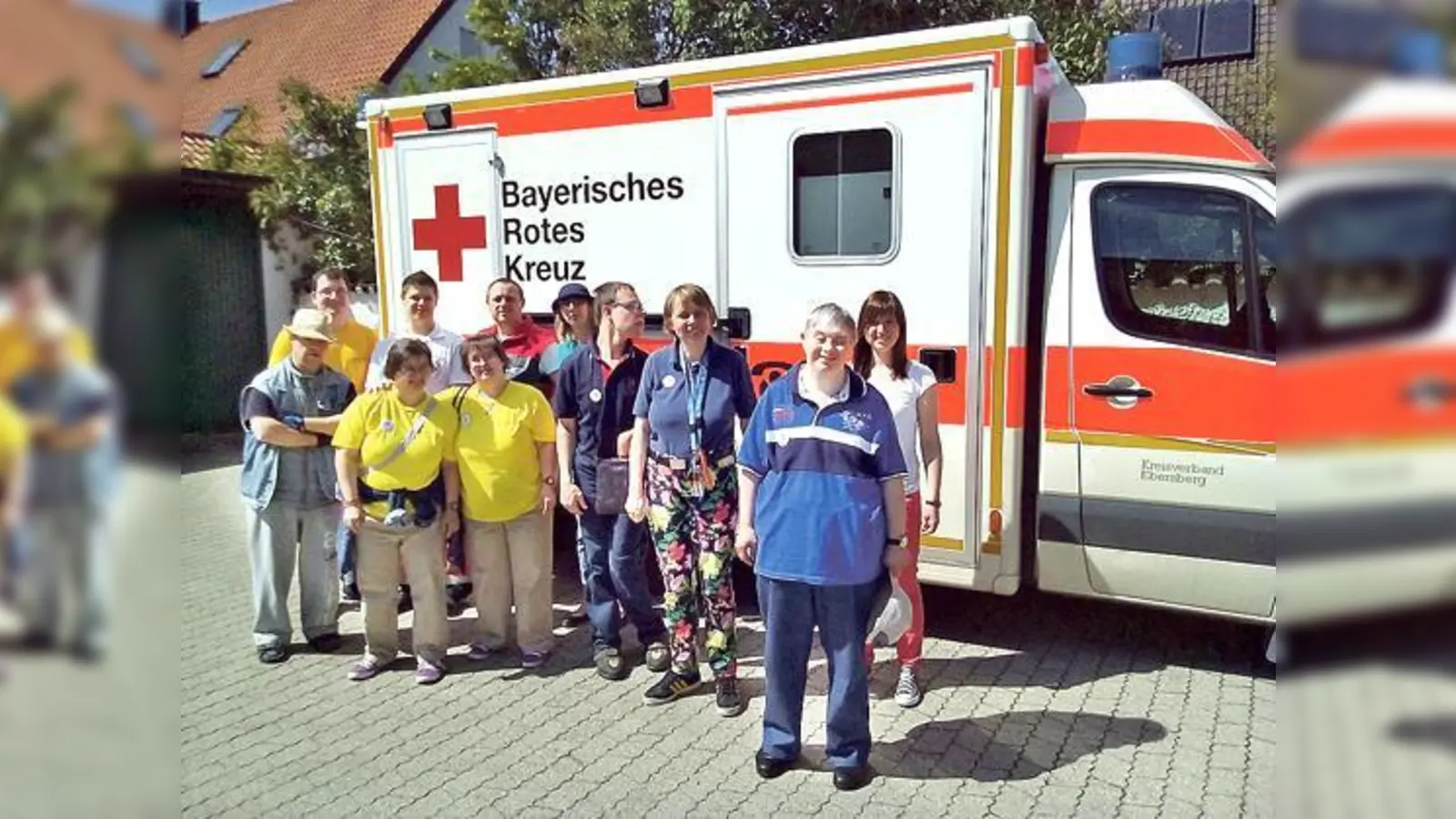 Simone Hendriscke und Fabian Kraemer mit ihrer Gruppe beim BRK Ebersberg.	 (Foto: brk)