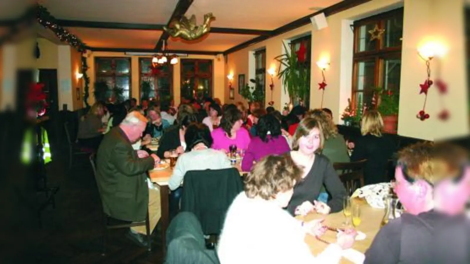 „Warst du im Urlaub?” „Nein, an der Manzostraße 79.” Beim Essen auf Einladung des Bezirksausschusses unterhielten sich die Schulweghelfer aus Allach-Untermenzing angeregt und tauschten Erfahrungen aus. (Foto: ls)