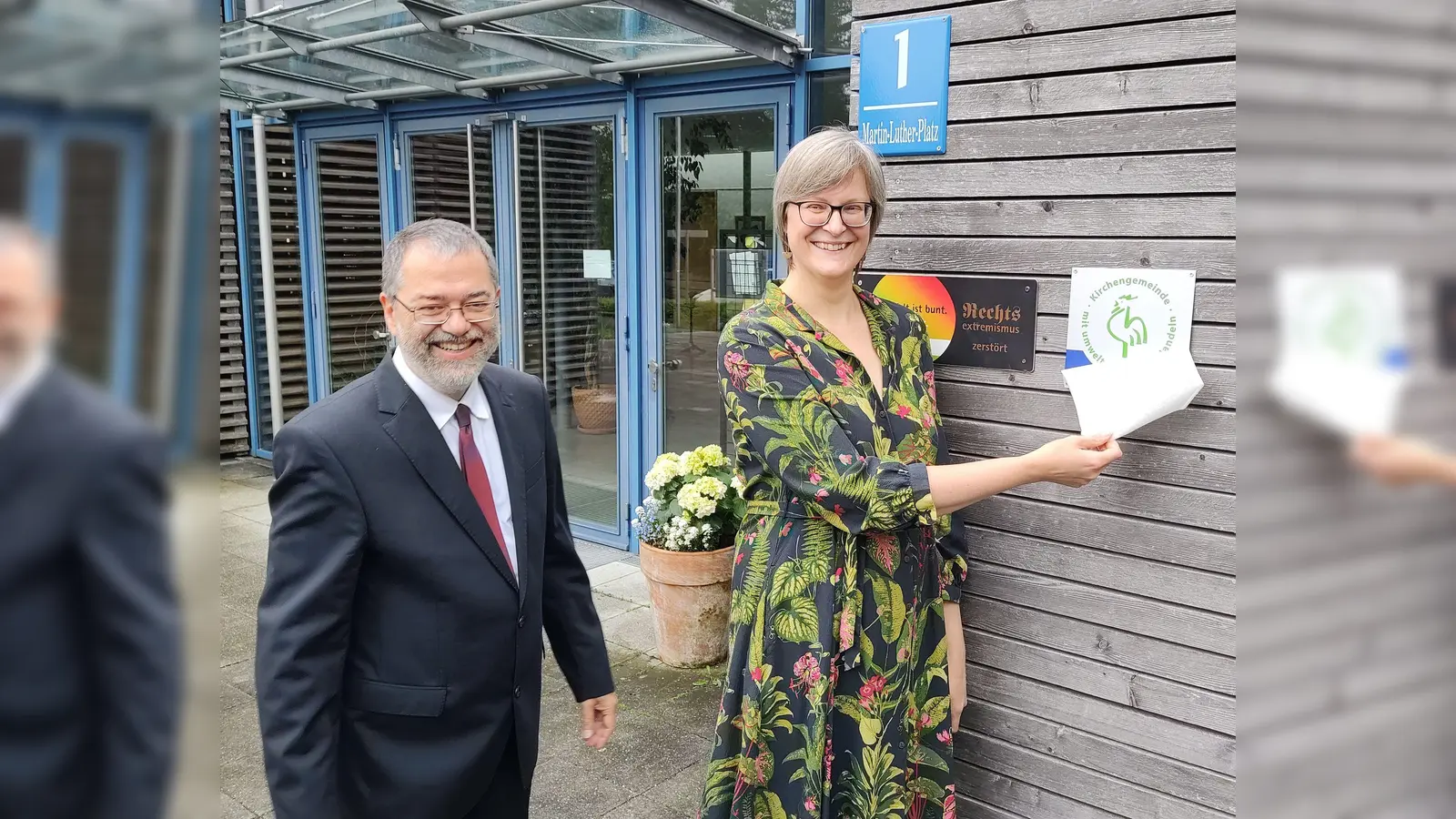 Die beiden Umweltbeauftragten Andreas Eckel und Janine Schneider enthüllen die Grüner-Gockel-Plakette an der Kreuz-Christi-Kirche. (Foto: Kreuz-Christi-Kirche)