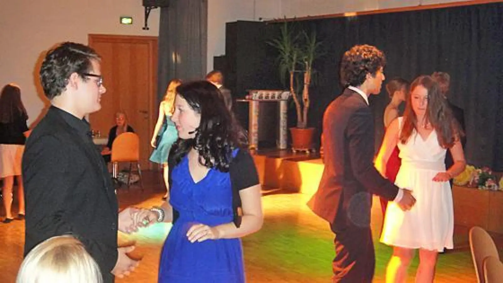 Erste Schritte auf dem Tanzparkett: Schüler des WHG beim Abschlussball.	 (Foto: privat)