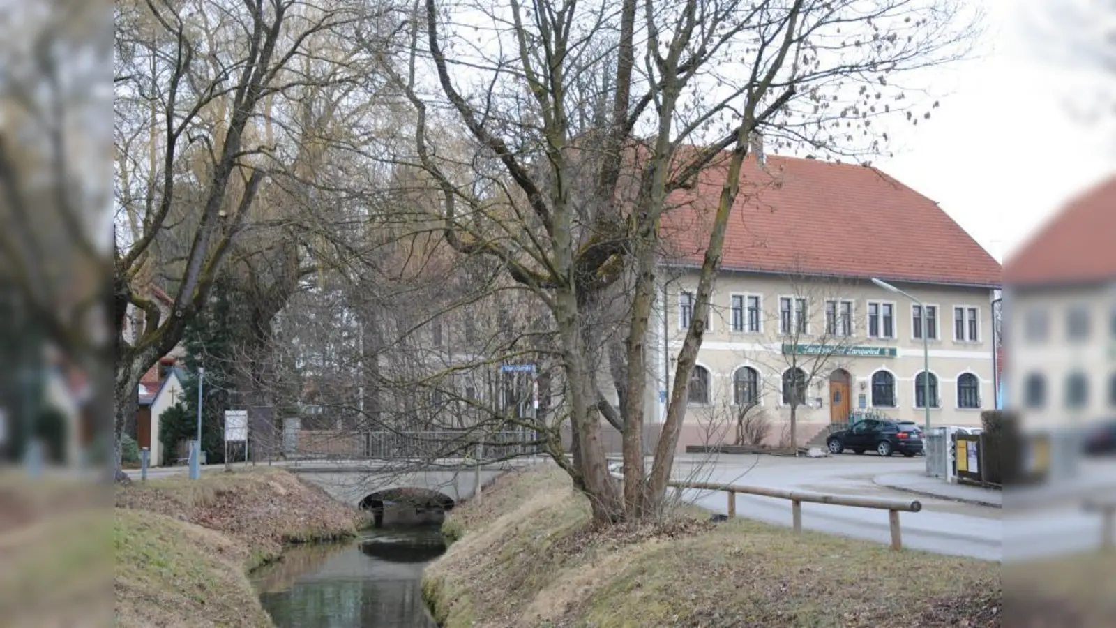 Die kleine Kapelle, der Landgasthof, der idyllische Langwieder Bach mitten durchs Dorf – trotzdem sieht das Denkmalschutzamt den „ländlichen Charakter“ Langwieds als „verloren gegangen“ an. (Foto: Eva Schraft)