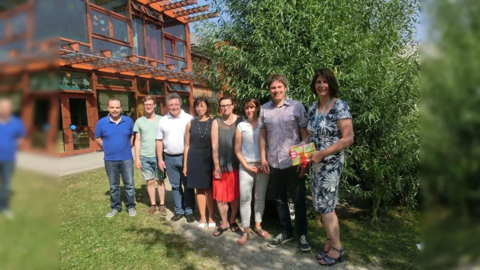 Im Garten der Kindervilla (v.r.): Einrichtungsleiterin Claudia Mayer, Markus Lutz (Vorsitzender Bezirksausschuss Sendling), Stefanie Lux (KJR-Vorsitzende), Stadträtin Beatrix Zurek, Petra Kutzner (KJR, Abteilungsleitung KiTas), Gerhard Mayer (stellv. Geschäftsführer KJR), Valentin Auer (Junge Union München), Thomas Hofstätter (stellv. Vorsitzender Bezirksausschuss Schwanthalerhöhe). (Foto: ds)