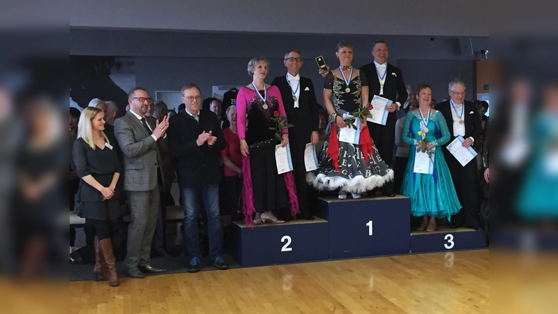 Der Landestanzsportverband Bayern in den Tanzsportclub Savoy München lud die Turnierpaare im Standard-Tanz der Altersgruppen Senioren II und Senioren IV zur Landesmeisterschaft ein. (Foto: Verein)