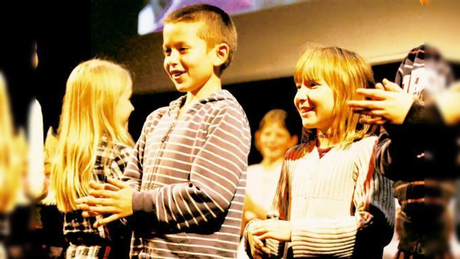 Schon bei der TUSCH-Eröffnung am 26. Oktober genossen die Schüler der Grund- und Hauptschule an der Hochstraße die Bühnenluft. 	 (Foto: TUSCH)