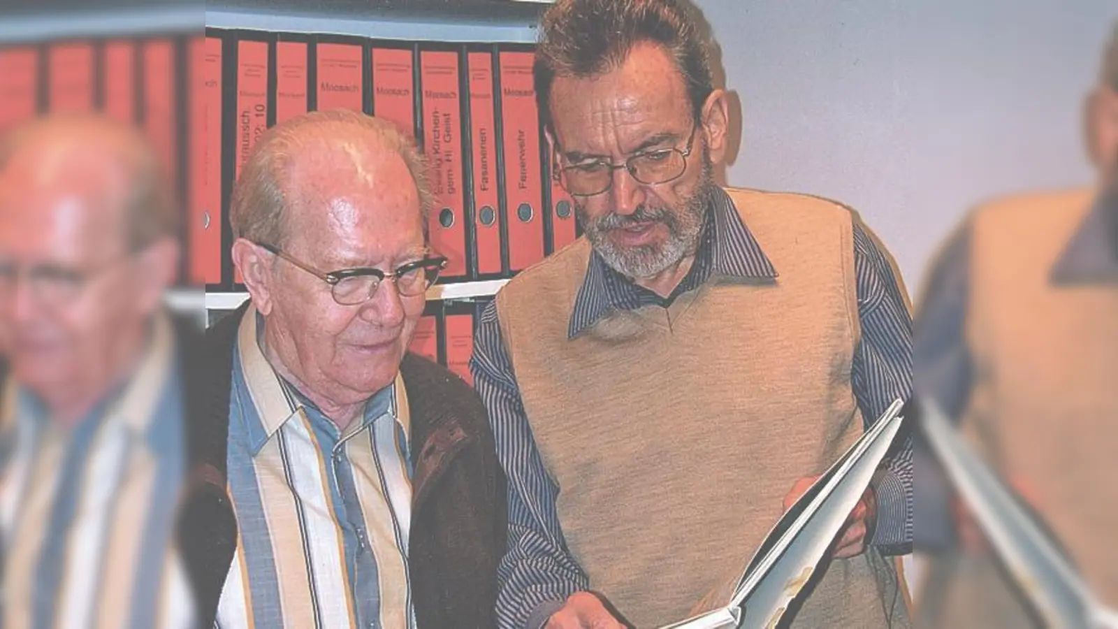 Trugen das Material zusamen: Volker Laturell (r.) mit Georg Mooseder im Archiv der Sammlung in der Feldmochinger Straße. 	 (Foto: Laturell)