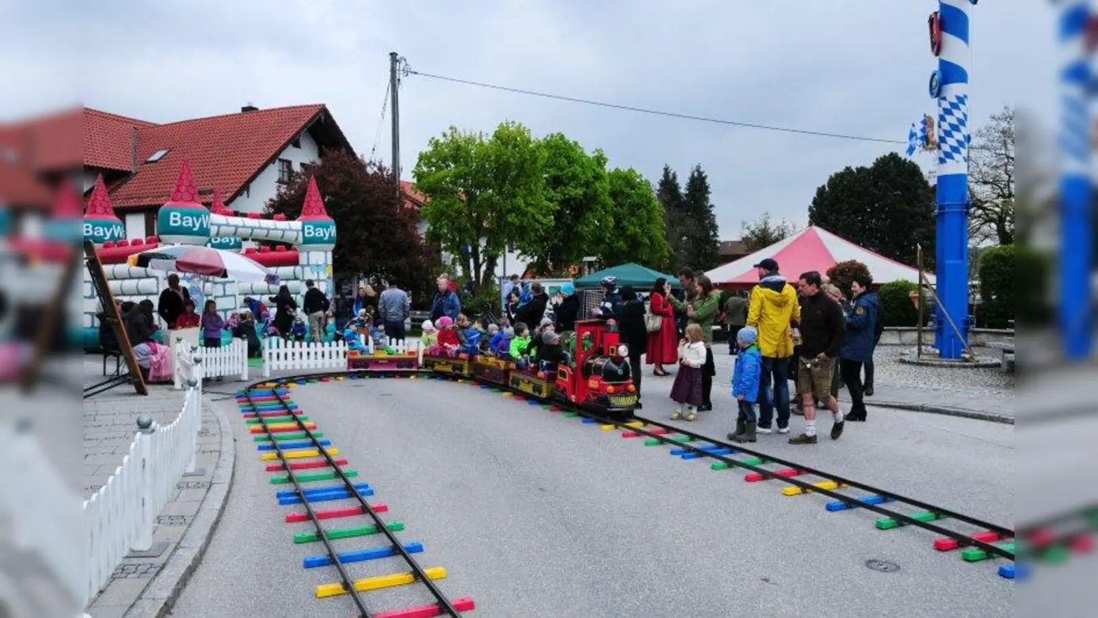 Auch dieses Jahr können die kleinen Gäste wieder mit der roten Bahn das Hechendorfer Maibaumaufstellen unsicher machen. (Foto: pr)