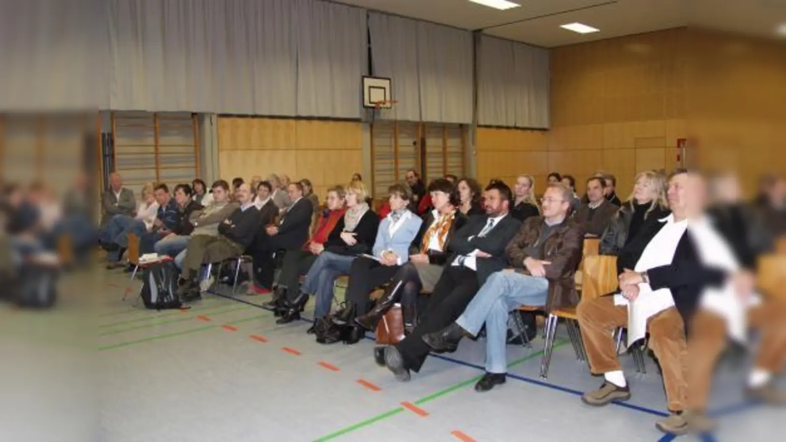 Besucht wurde die Sondersitzung zum Thema „Schulsituation im 22. Stadtbezirk“ nahezu ausschließlich von Stadtteilpolitikern und beruflich oder ehrenamtlich im Schulbereich Tätigen. (Foto: Schraft)
