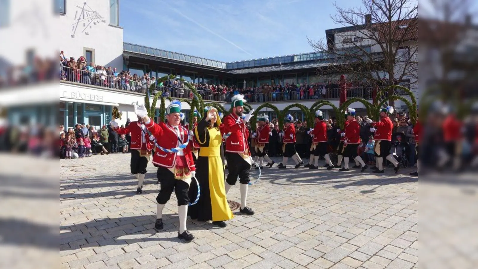 Unverkennbar sind die Schäffler: grüne Kappen, rote Jacken, Lederschurz und schwarze Kniebundhose. (Foto: Birgit Doll)