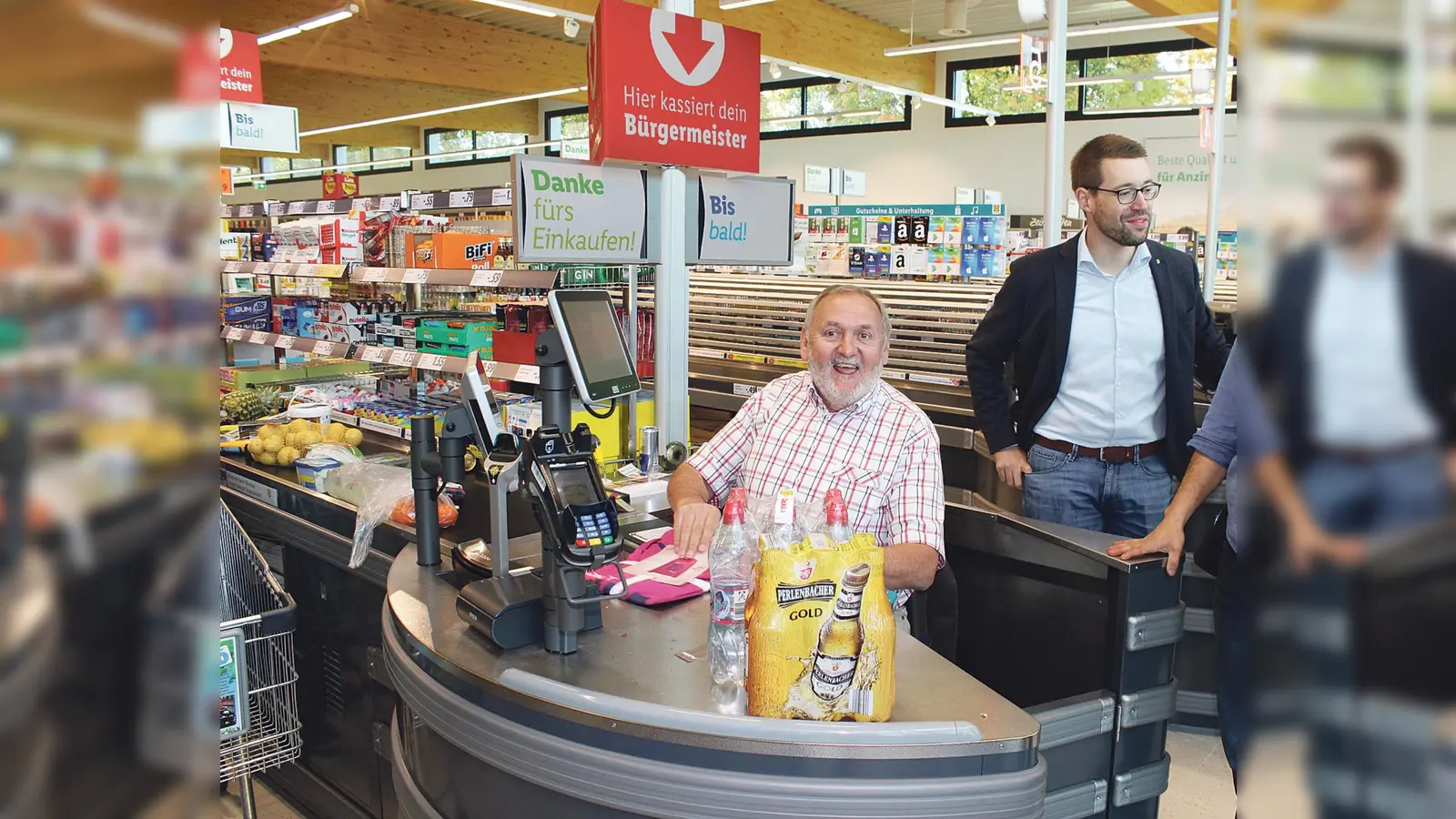 Bürgermeister Franz Finauer kassierte im neu eröffneten Lidl für den guten Zweck, begleitet wurde er dabei vom Lidl Portfolio-Manager, Benjamin Stanka. (Foto: VA)
