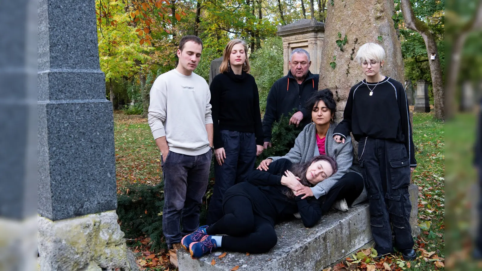 Hier ist das Ensemble von „Die Erde über mir“ zu sehen. Das Stück wird in der Schauburg aufgeführt und handelt von Abschieden und Neuanfängen. (Foto: © Cordula Treml)