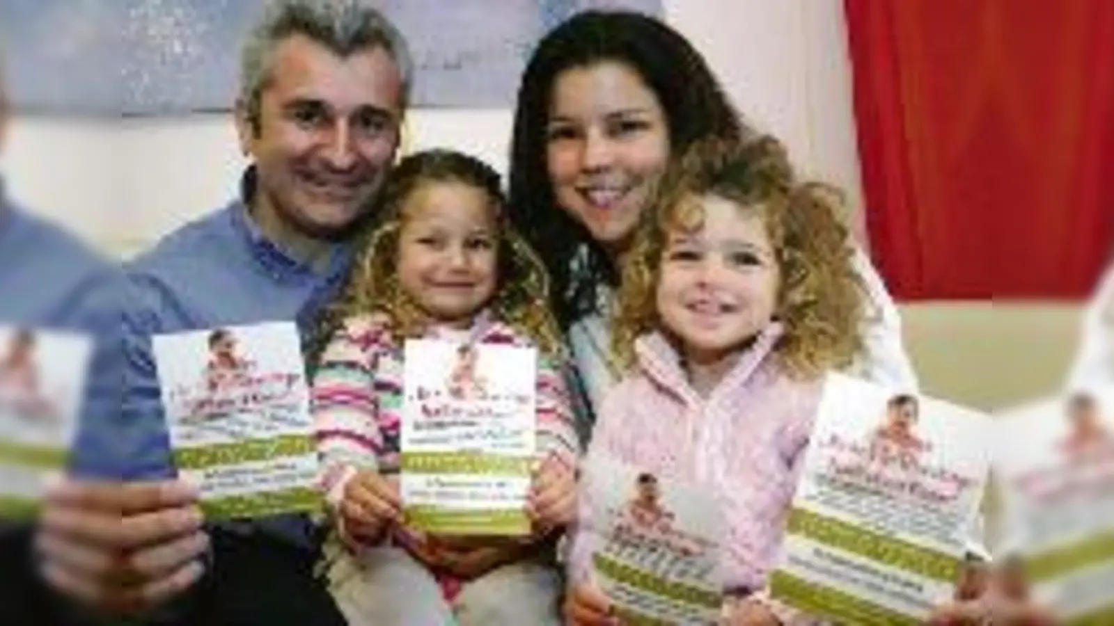 Raffaele Salerno, Sonja Gruber und ihre beiden Töchter Lisa-Marie (3, l.) und Emilia-Leonie (2) kämpfen für ihr Familienzentrum in Schwabing. 	 (Foto: ko)