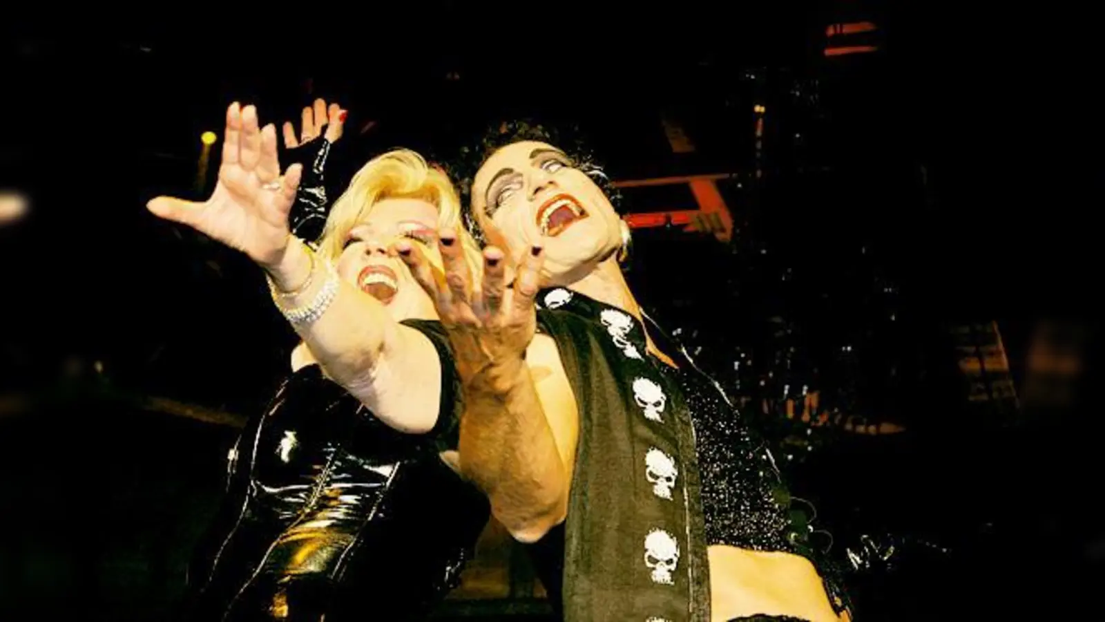 Marja-Leena Varpio (links) zeigte als Gräfin Petra Franknfelder vollen Einsatz, Joe Vogl als ergrauter Franknfurter, der Erzähler.	 (Foto: an)