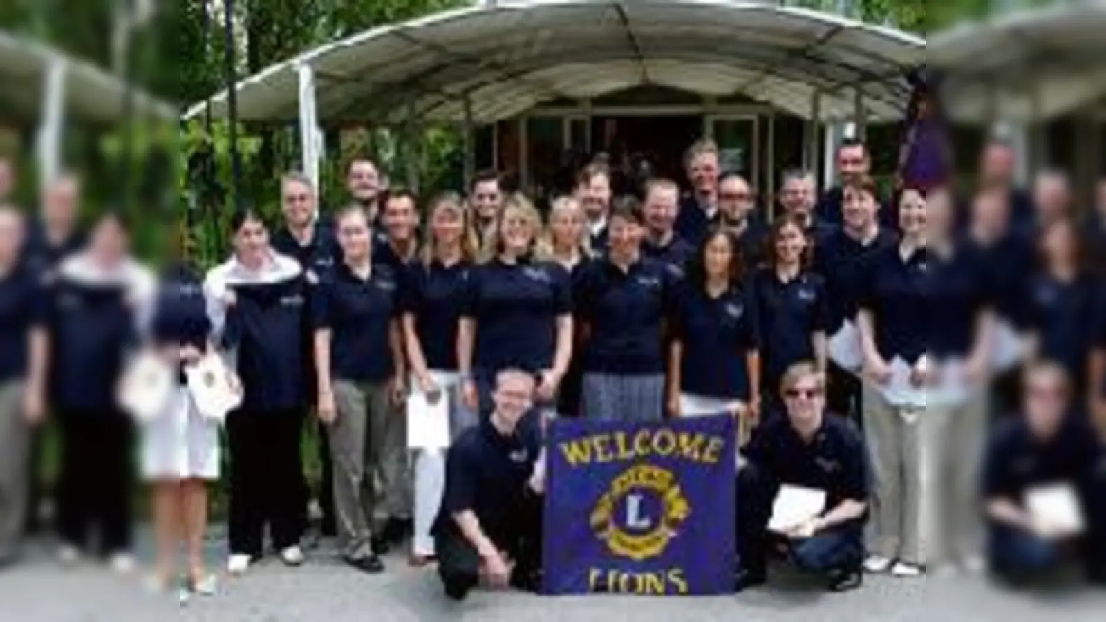 Die Präsidentin Anne Katrin Peters (ganz links) mit den 22 Mitgliedern des neuen Lions  (Clubs.Foto: VA)