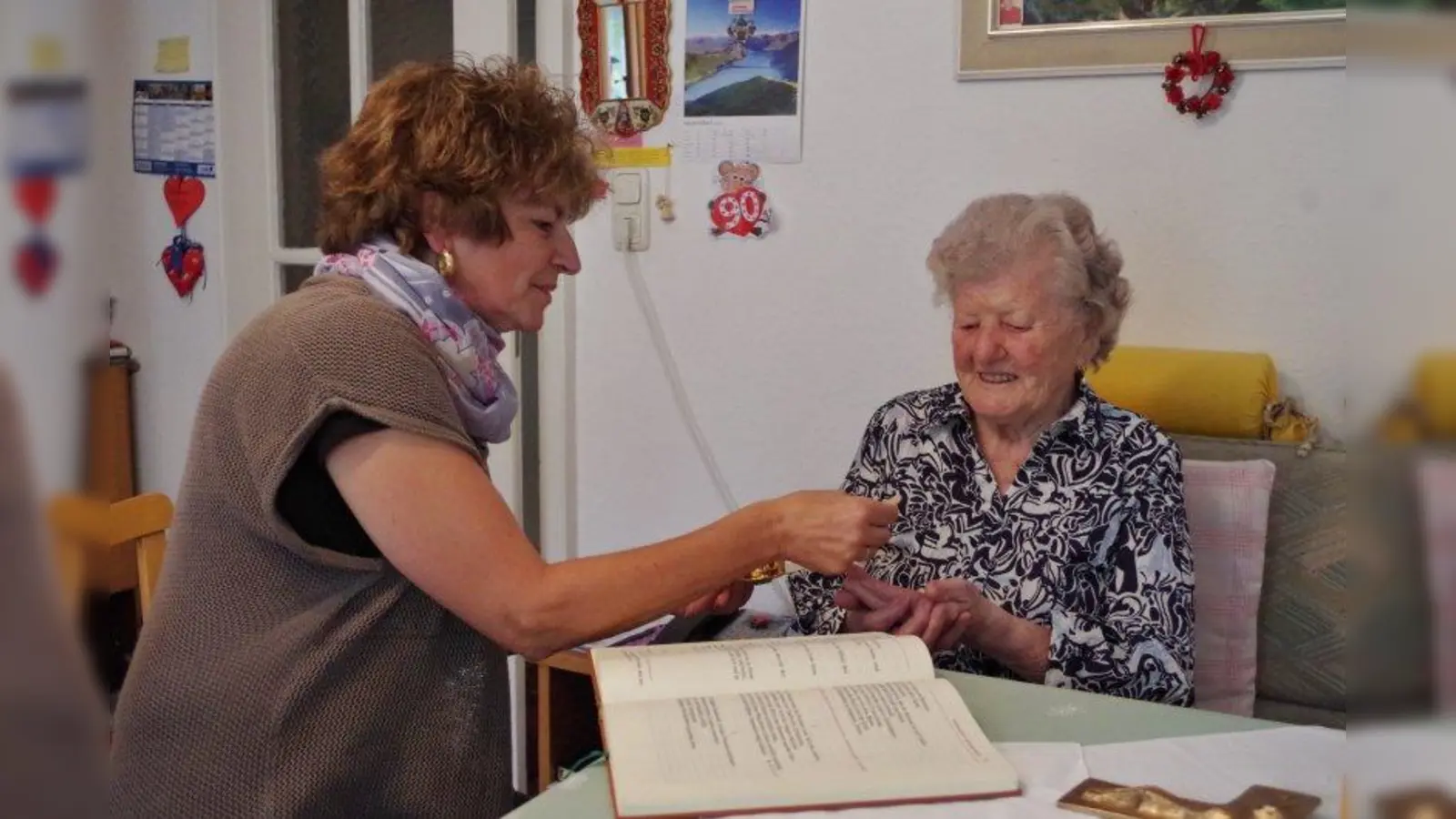Die ehrenamtliche Kommunionshelferin Emma Vollmar (l.) bringt die geweihte Hostie mit, wenn sie Laimer Senioren zur Hauskommunion zu Hause besucht. (Foto: kö)