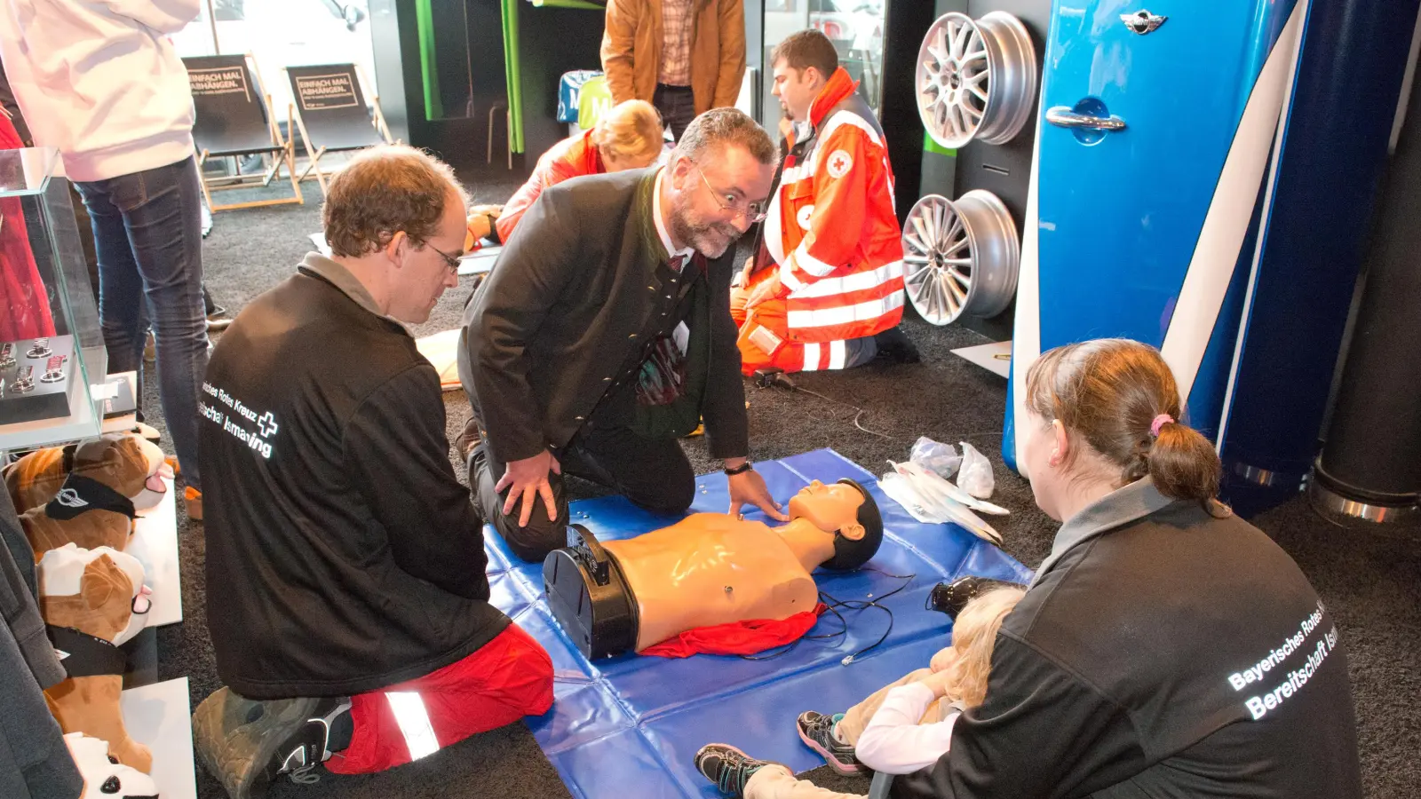 Bürgermeister Dr. Alexander Greulich geht mit gutem Beispiel voran und übt die Herz-Lungen-Wiederbelebung. (F.: VA)