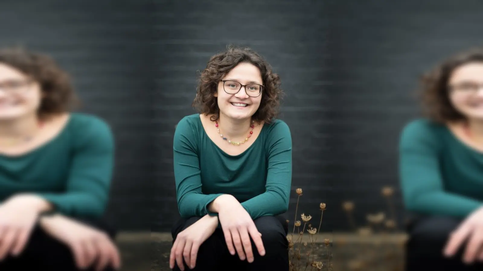 Clara Hahn ist seit Januar 2021 die 2. Organistin an der Stiftskirche Stuttgart.  Im Corona-Jahr 2020 entdeckte sie ihr altes Akkordeon wieder für sich und spielte draußen, um sich und andere im Lockdown aufzuheitern. Auch jetzt ist sie noch manchmal mit einer Straßenmusik-Band unterwegs. (Foto: pr)