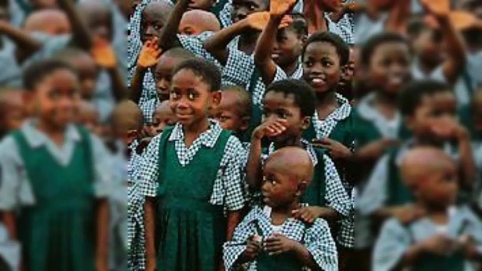 Strahlende Kinderaugen: Waisenkinder in Liberia präsentieren stolz ihre neuen Schuluniformen  dem Verein Kinder Afrikas e.V. sei  (Dank.Foto: Privat)
