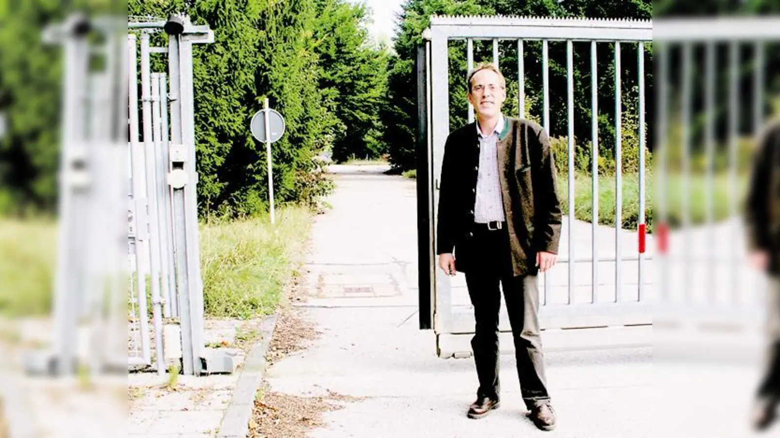 Bürgermeister Dr. Stefan Straßmair öffnet schon einmal probeweise das Tor zum geplanten Gewerbegebiet in der Muna.   (Foto: Schwarz-Mehrens)