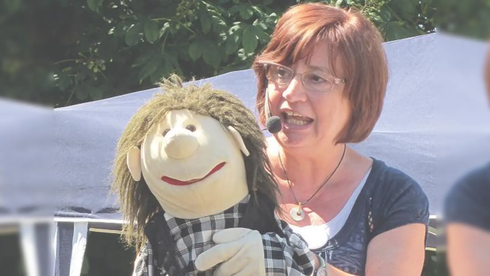 Der Wunsch von »Monti«, der Montessori-Handpuppe, und Kinderpflegerin Bettina Frenzel wird wahr: ein eigenes Montessori-Kinderhaus.       (Foto: A. Pietsch)