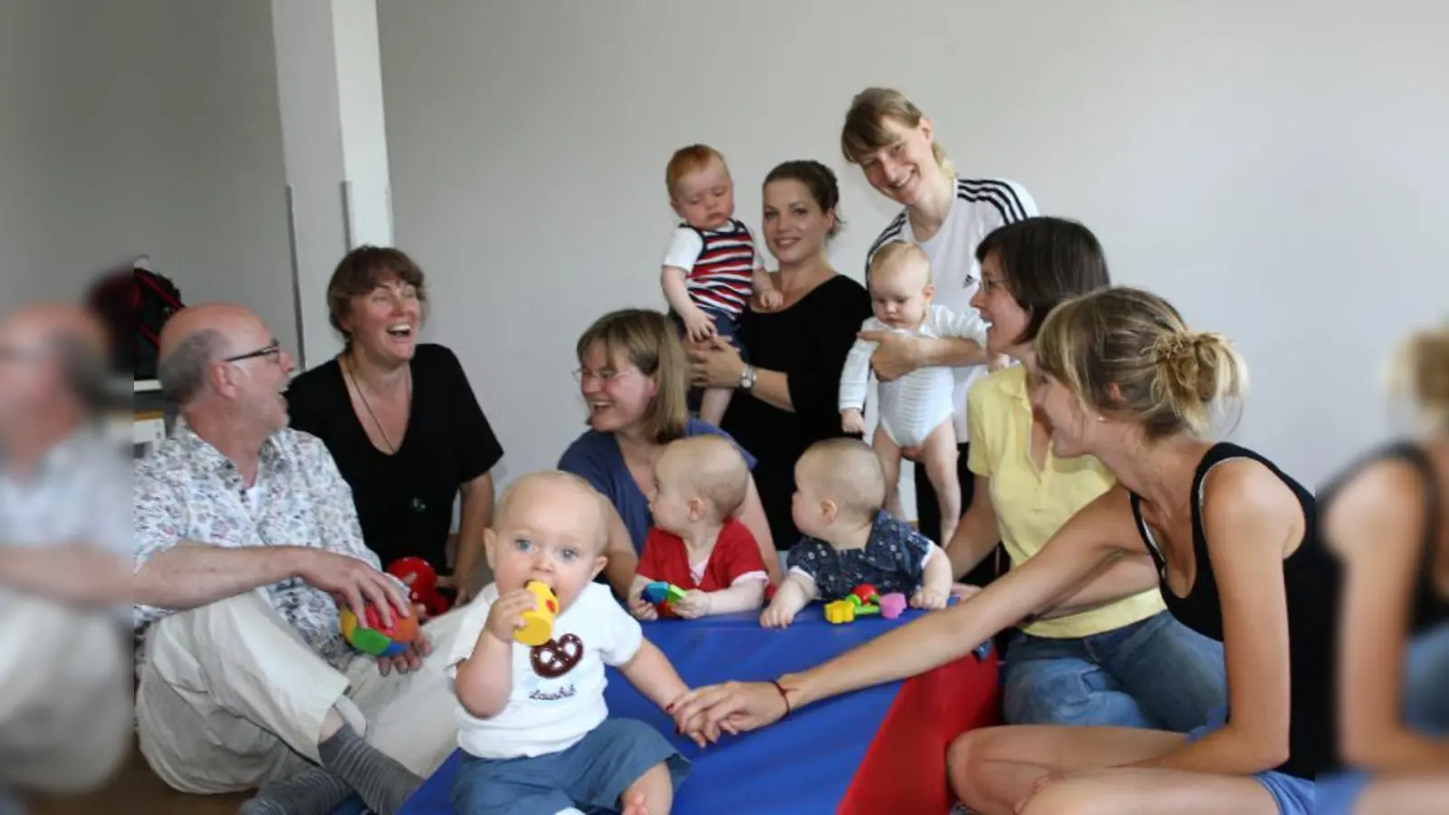 „Alles ist richtig, nichts ist falsch” - das ist das Motto der Fabi-Erziehungskurse auch im weiteren Programm. Fabi-Leiter Reiner Keller und Sabine Wiesholler, eine der Kursleiterinnen  (v.l.) in der fortlaufenden Mini-Gruppe für die Ein- und Zweijährigen. (Foto: US/Archiv)