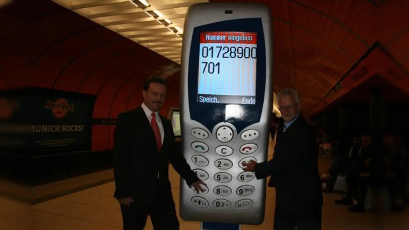 Dieter Vogelhuber (li.) und Herbert König testeten schon einmal vorab, ob das Telefonieren im Untergrund denn auch klappt.  (Foto: au)