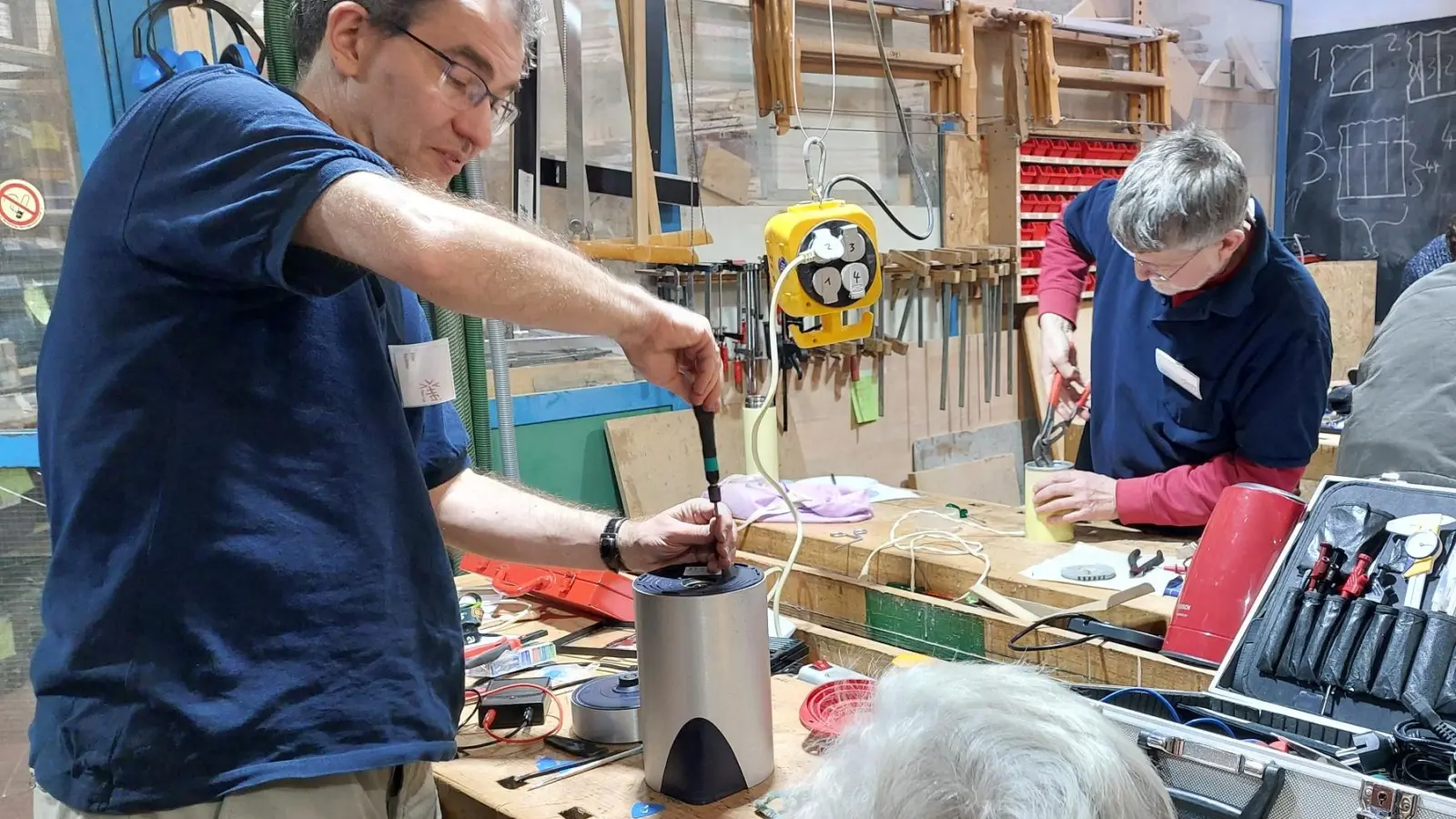 Das Haus der Eigenarbeit lädt wieder ein zum Reparieren in entspannter Atmosphäre. (Foto: HEi Repair Café)