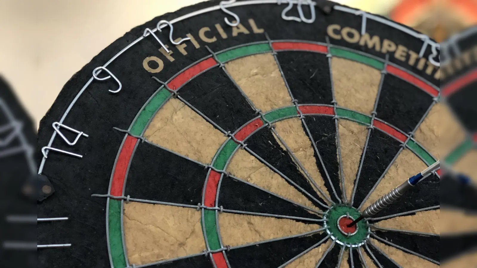 Im Jugendraum wartet auch eine Dartscheibe auf die Besucher.  (Symbolbild: Anne Wild)