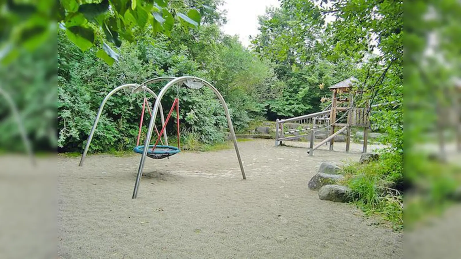 Ein gefährliches Idyll: Der Spielplatz am Schwarzwald-Kindergarten soll eingezäunt werden, damit die Kleinen nicht durchs Gebüsch auf die Eggenfeldener Straße laufen können.  		 (Foto: ikb)