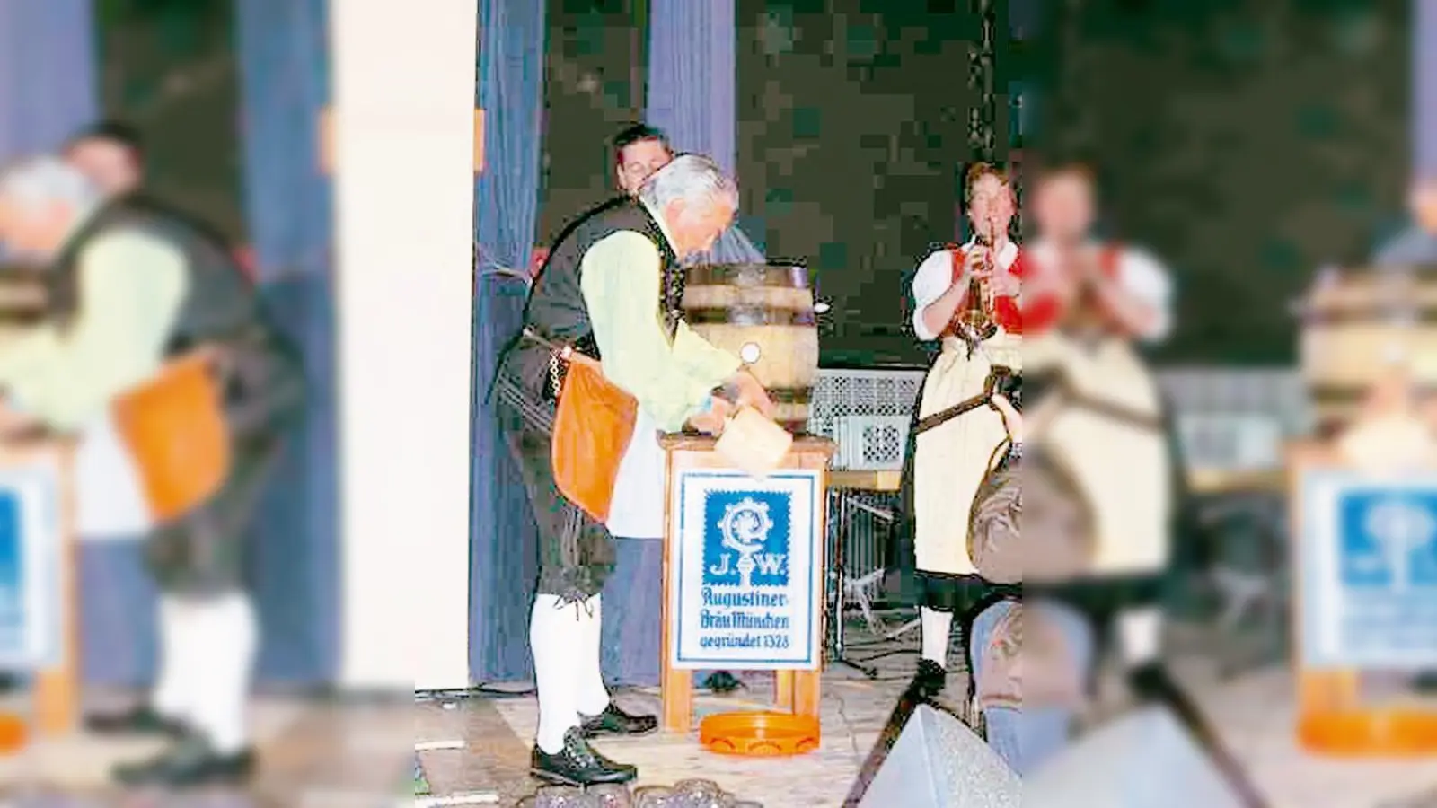 Traditionell zapft Bürgermeister Rolf Zeitler das erste Fass mit Starkbier an. 	 (Foto: Privat)