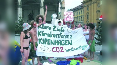 Junge Aktive der JBN in Bikini und Badehose neben Weihnachtsbäumen warnten auf dem Odeonsplatz vor dem Klimawandel. (Foto: © JBN)