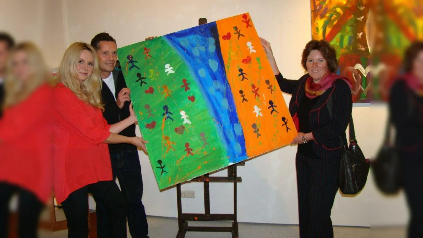 Nicole Hartmann (li.) und Daniel Eichin überreichen das Gemeinschaftswerk an Bärbel Kellnberger. (Foto: pst)