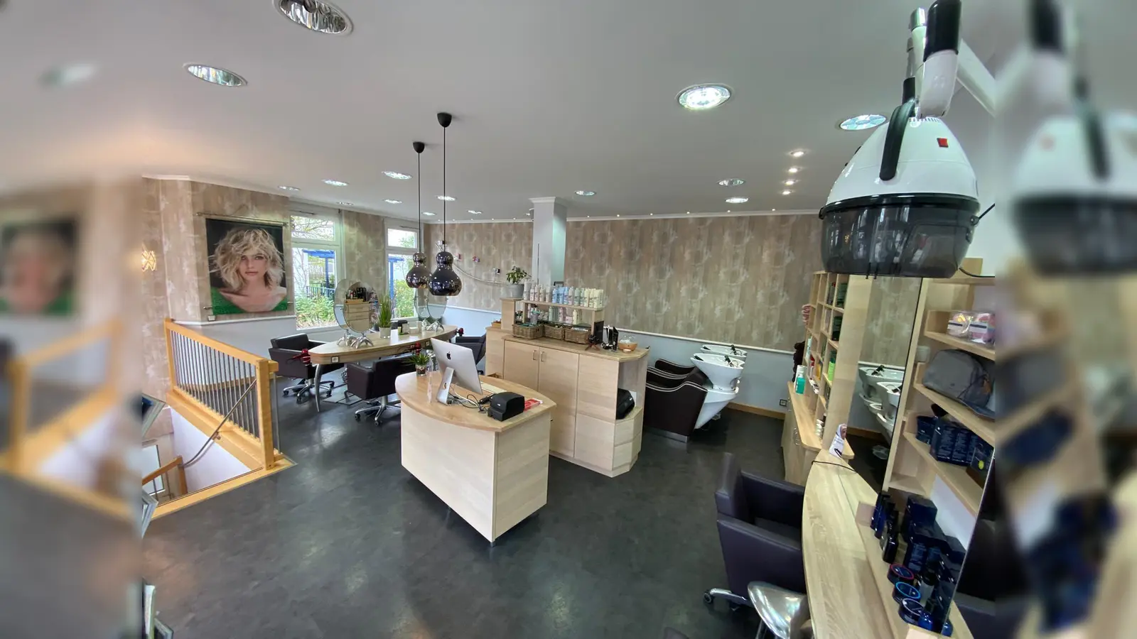 Friseure können ihrem Handwerk nicht nachgehen, ohne dass eine körperliche Nähe entsteht. Social Distancing und Haare Schneiden passen schließlich nicht gut zusammen. Daher sind die Friseursalons leer, wie hier in Unterhaching.  (Foto: privat)