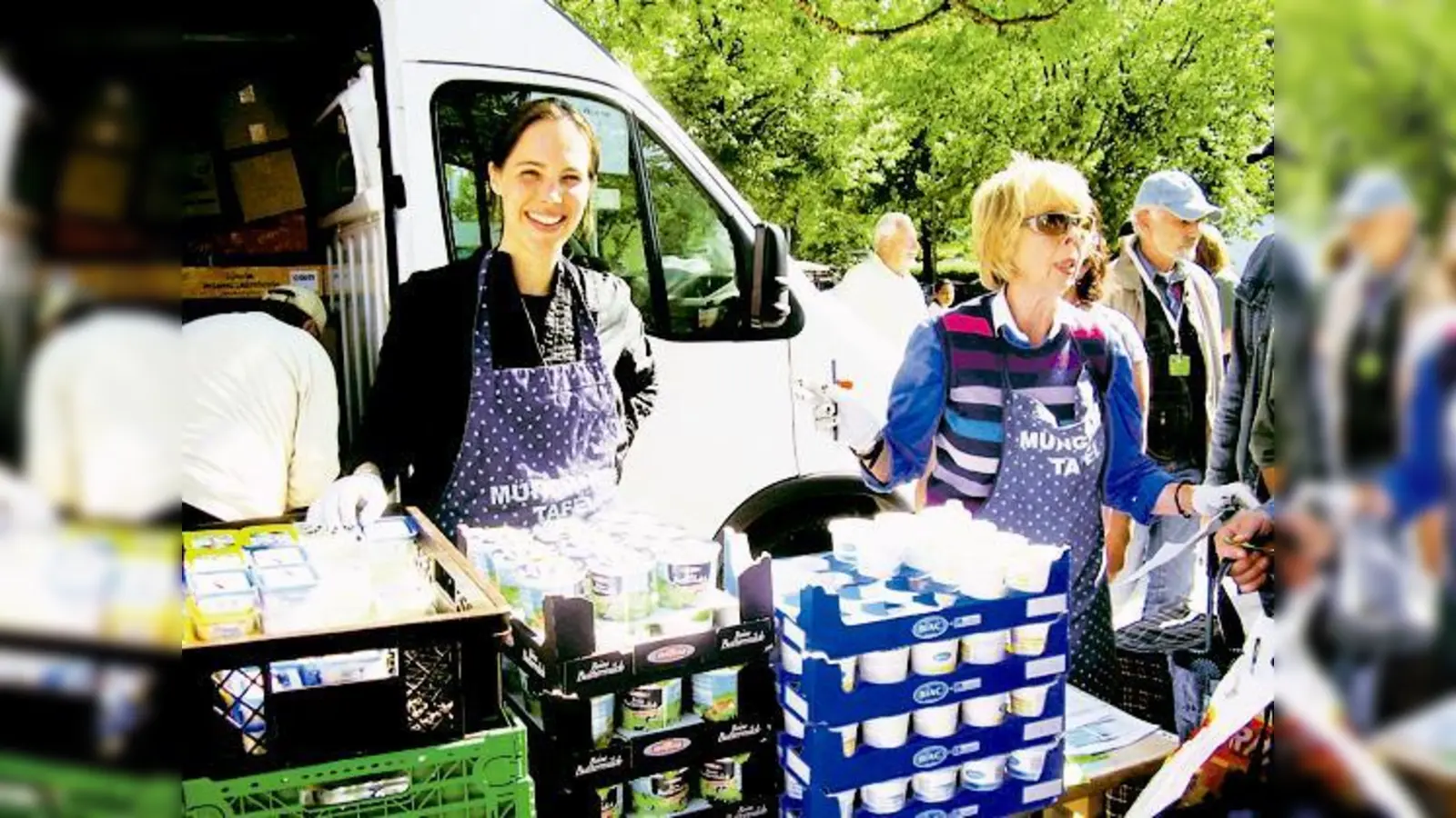 Julia Wertz (links) und Ruth Watz von der Münchner Tafel verteilen Milchprodukte an Bedürftige.	 (Foto: js)