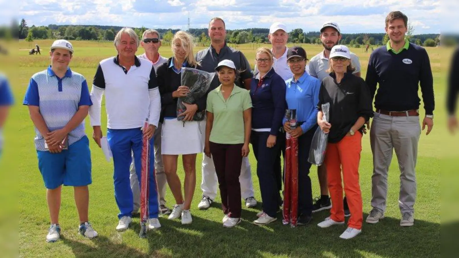 Die Gewinner (v.l.): Florian Heigl, Stefan Amon, Ferdinand Blabl, Cornelia Gockel, Markus Müller, Thi Thuong Dinh, Yvette La Van, Andreas Teichmann, Kim Lien, Andreas Hartmann, Christa Stump, Andreas Aumann (Anlagenleitung). (Foto: pi)