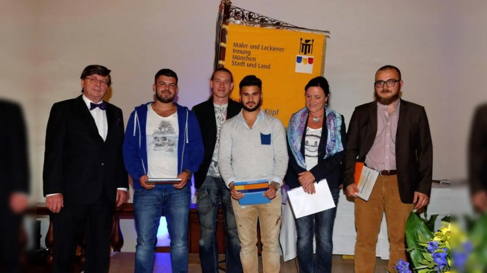 Obermeister Uli Faßnacht bei der Freisprechung mit Gökhan Koc, Prüfungsausschussvorsitzendem Matthias List, Hakan Karabudak, Fachlehrerin Brigitte Traub und Gregory Maximilian Borlein (von links). Die drei genannten Junggesellen hatten die besten praktischen Arbeiten bei der Gesellenprüfung. (Foto: Roland Weegen)