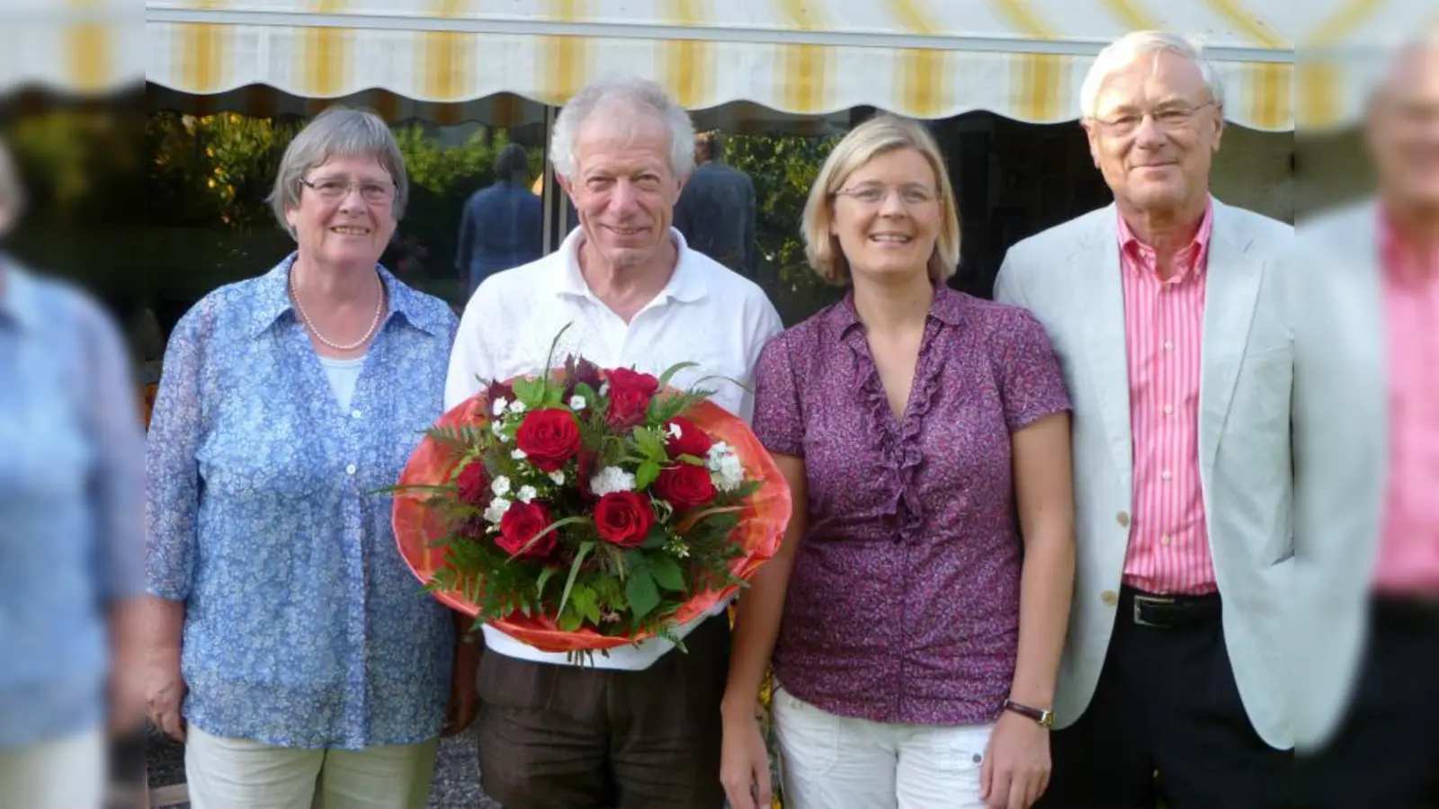 Zum 70. Geburtstag bekam Altoberbürgermeister Peter Braun von seiner Germeringer SPD nicht nur einen Blumenstrauß, sondern auch viele aufrichtig anerkennende Worte von Waltraud Schmidt-Sibeth, Vera Götz und Helmut Ankenbrand (von links). (Foto: Eva Schraft)