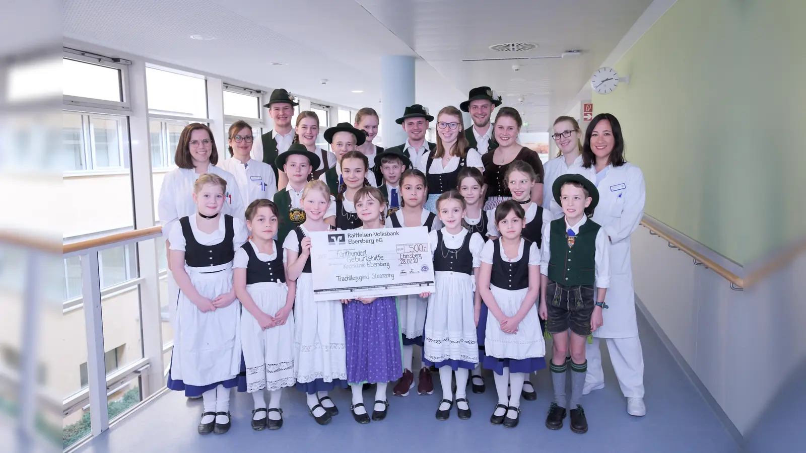 Die Trachtlerjugend Stoanaring spendete 500 Euro an die Ebersberger Geburtshilfestation.  (Foto: Kreisklinik)