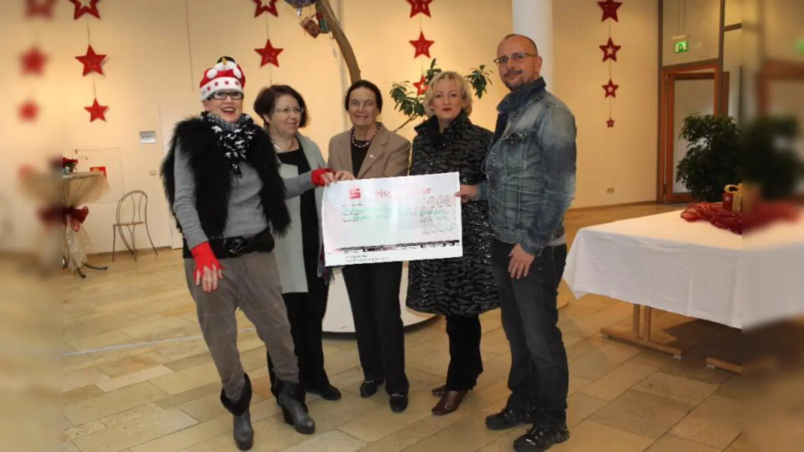 Der Edelflohmarkt war erfolgreich: 1.600 Euro gingen an den Hospizverein Würmtal e.V. Brigitte Hartl, Anka Moll, Erika Brink, Susanne Bliemel und Jan Konarski (v.l.) bei der Scheckübergabe. (Foto: US)