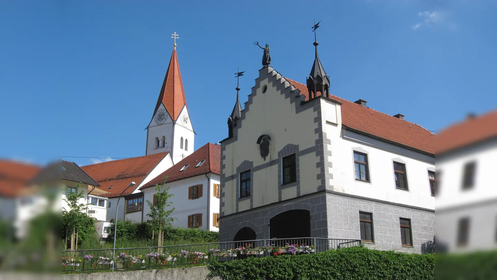 Auch im Landkreis Erding gibt es viel zu entdecken. Etwa den historischen Marktplatz in Isen. (Foto: CC BY-SA 3.0)