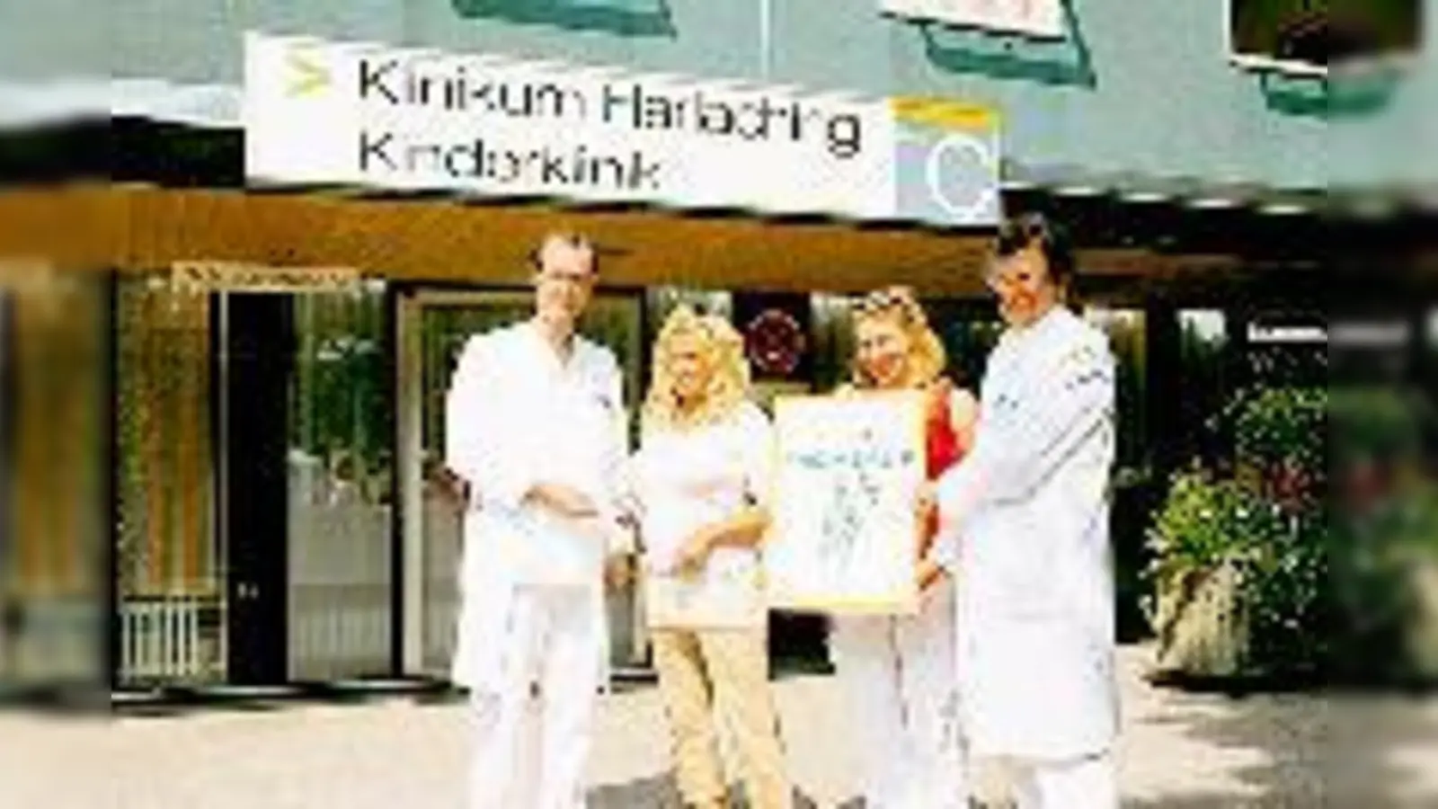 Dr. Armin Gehrmann (l.) und Professor Reinhard Roos (r.) haben die beiden Spenderinnen Gundi Baran und ihre Tochter Bianca in die Mitte genommen und freuen sich über die Spende für den Verein Harl.e.kin.  (F.: Hettich)